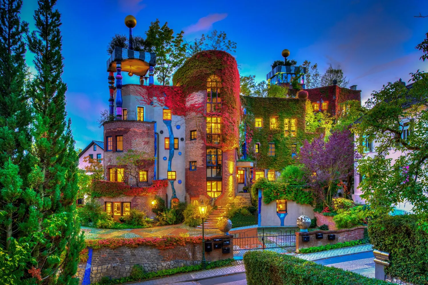 Das Hundertwasserhaus in Bad Soden am Taunus in der Abenddämmerung