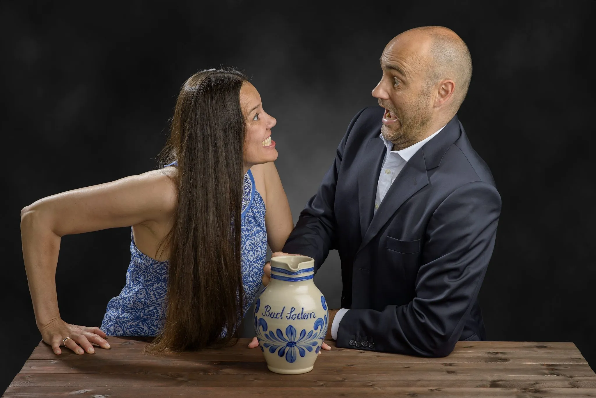 Tanja Maria und Wolfgang Männel am Tisch mit einem Bad-Soden-Krug